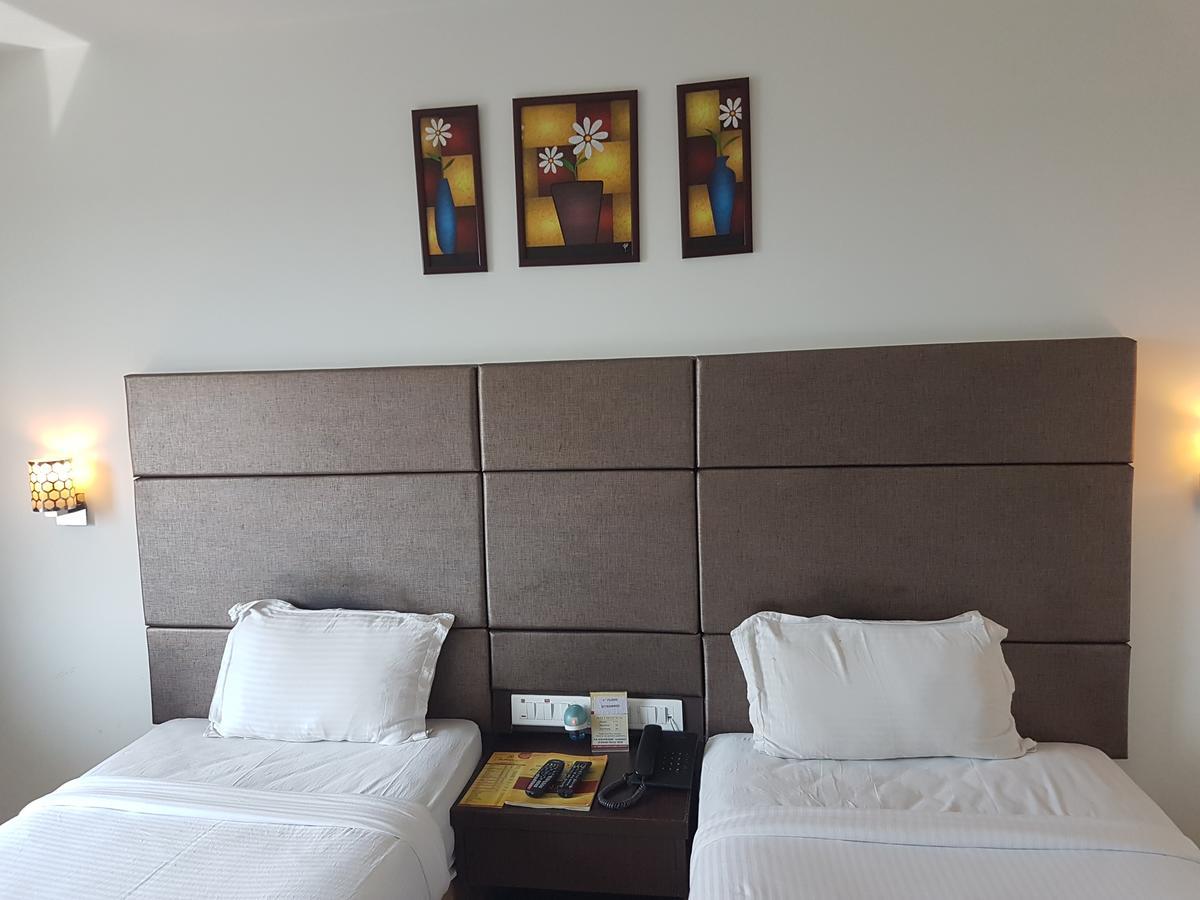 Hotel Sitara Grand Miyapur Hyderabad Exteriör bild